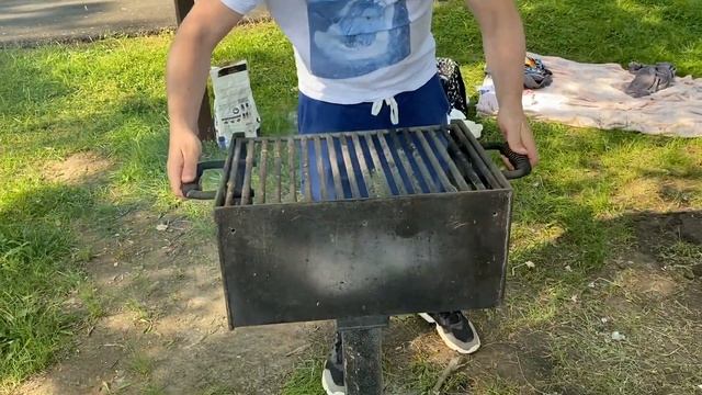 BBQ в парке с озером