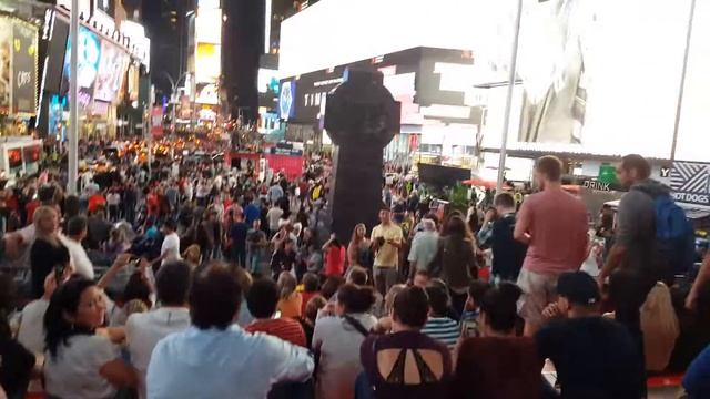 Red Stairs in Time Square, Duffy Square, New York, USA - 1 Minute Story NS смотреть онлайн