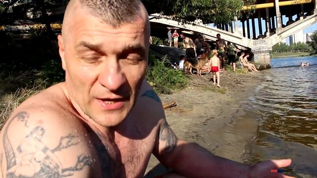 Прыжки с Русановского моста в Киеве. Опасные кульбиты и сальто с высоты. смотреть онлайн