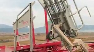 Самозагружающийся прицеп для подбора, перевозки и скирдования крупных тюков.