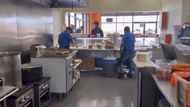 LA PATRONA COCINANDO CHILE VERDE Y HACIENDO SALSA PICANTE EN TAQUERIA LA BONITA. смотреть онлайн