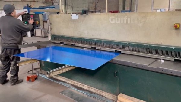 Порезка листового алюминия гильотиной | Cutting aluminum sheets with a guillotine | Rezka_Metalla