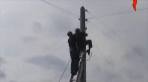 Электрика ударило током на столбе