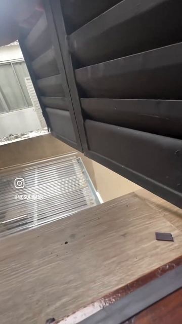 Mosquitero magnético flexible instalado en ventana sin espacio. Únicos imantados por encastre смотреть онлайн