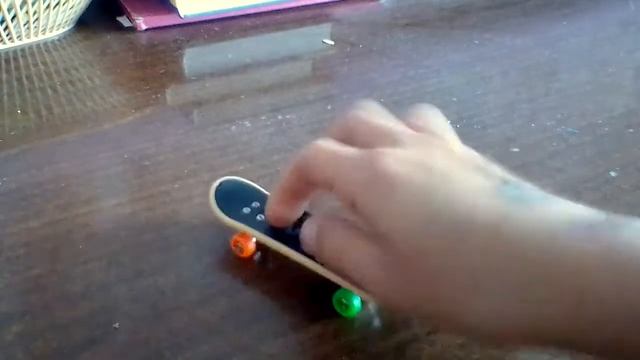 Трюки на пальчиковом скейте