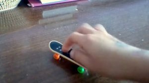 Трюки на пальчиковом скейте