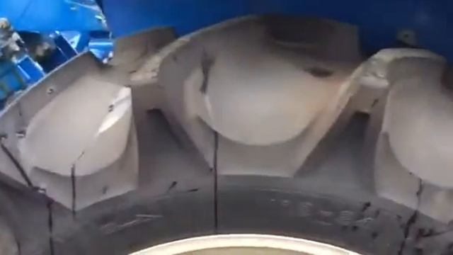 Японский трактор Исеки ТА 267 с фронтальным погрузчиком.