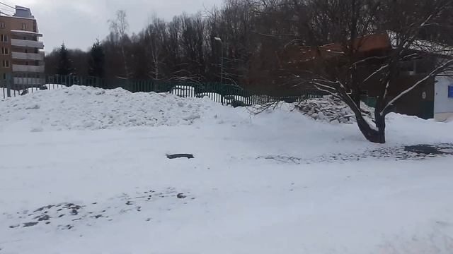 оригинальный способ уборки снега со стоянки у "Паллады"_2 смотреть онлайн