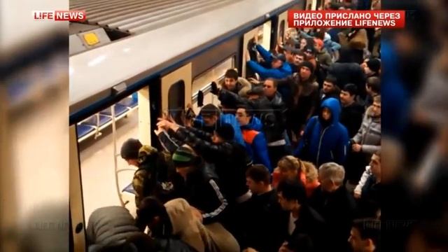 Пассажиры метро спасли старушку, раскачав вагон смотреть онлайн