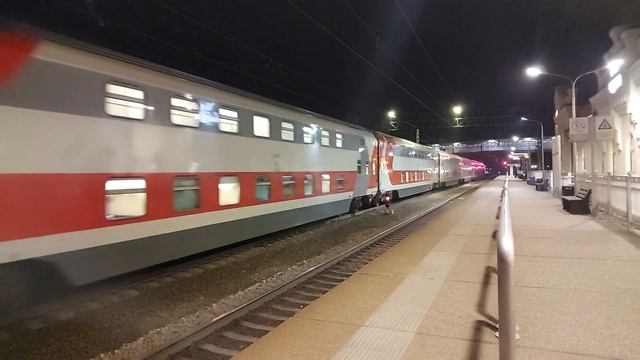 Электровоз ЭП2К-242 с двухэтажным поездом №43/44 Кострома - Санкт-Петербург проследует Чудово! смотреть онлайн