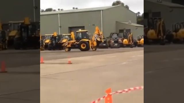 Гонки на экскаваторах-погрузчиках | OTR GROUP смотреть онлайн