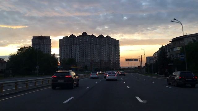 Алматы. Движение на улице Саина в карантин. Май 2020 смотреть онлайн