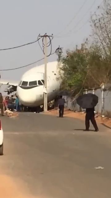 प्लेन को गली मे उतार ही दिया ! | Aeroplane Accident in India | Janmejay Films смотреть онлайн