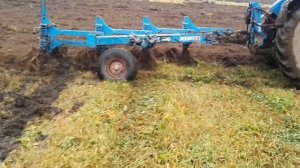 Синий трактор БЕЛАРУС 1221 - восстановленный трактор МТЗ 1221 пашет поле