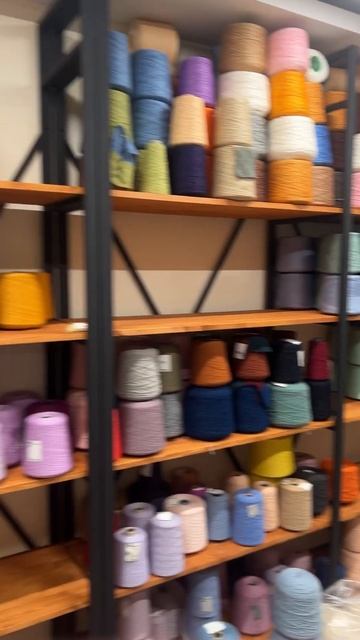 Красота по адрусу: Наташи Ковшовой 29🤌🏻 А пока пряжу по полочкам расставляем👷♀️ #вязание #пряжа смотреть онлайн