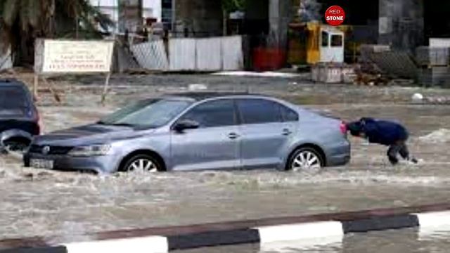 عاصفة مهيبة فى دبى ⚠️ يضرب البرق برج خليفة بقوة في دبى اثناء عاصفة الإمارات