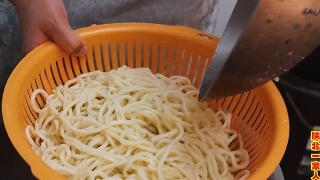 家里酸菜没吃完搭配肉丝做炒面，酸爽开胃，热天来一碗太香了！【陕北一家人】
