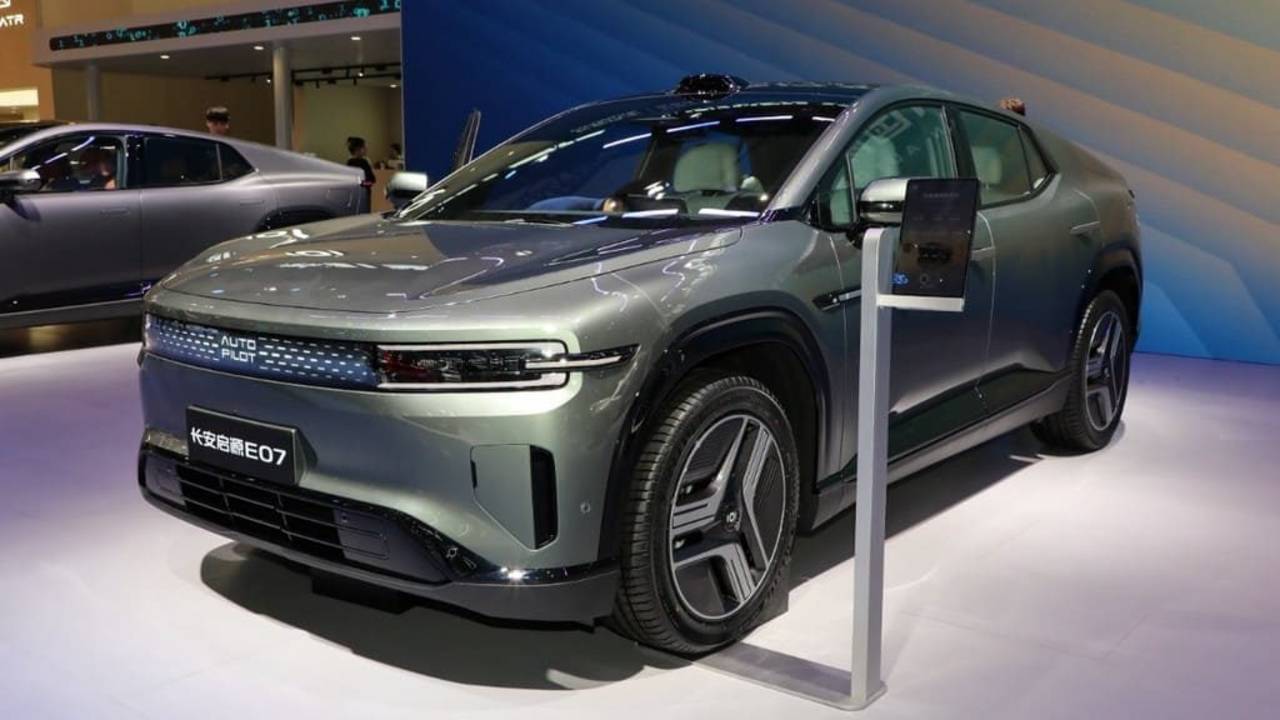 Changan Qiyuan E07 - привезем из Китая смотреть онлайн