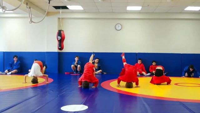 Стойка на голове с тремя точками опоры