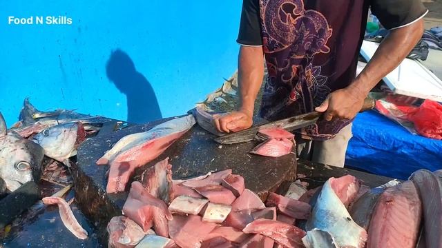 Incredible yellowfin tuna cutting skills with the world's sharpest machete смотреть онлайн