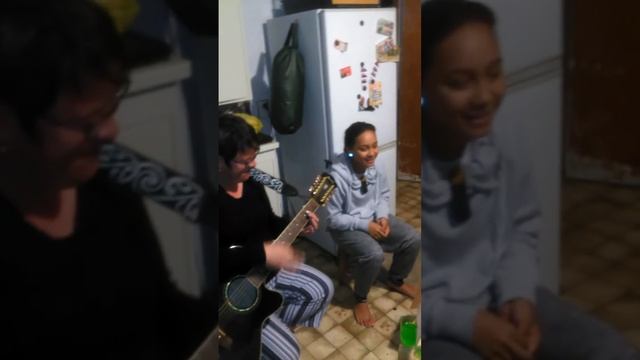 Pari Simpson singing Io Matua Kore смотреть онлайн