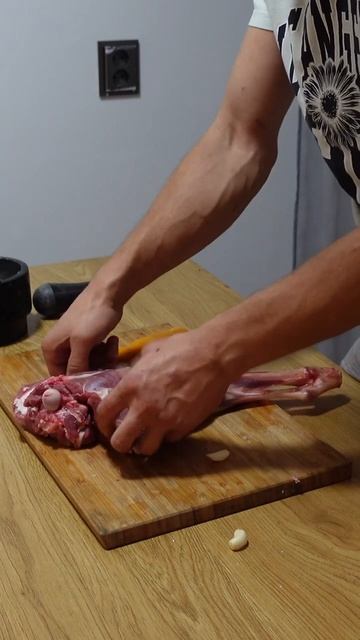 Баранья нога в керамическом гриле ! #рецепт #баранина #ягненок #гриль #вкусно #разделка #grill