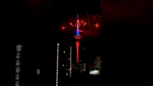 New Zealand welcomes in 2024 with New Year fireworks over Auckland 2024 смотреть онлайн