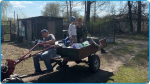 В деревне работа найдётся всегда, а летом особенно, деревенская жизнь в Курской деревне