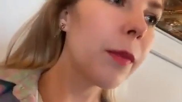 Robina Hoodina причмокивает перед едой