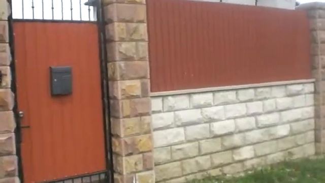огорожа з різаного червоного та білого каменю смотреть онлайн