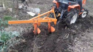 Плуг на японском минитракторе KUBOTA.