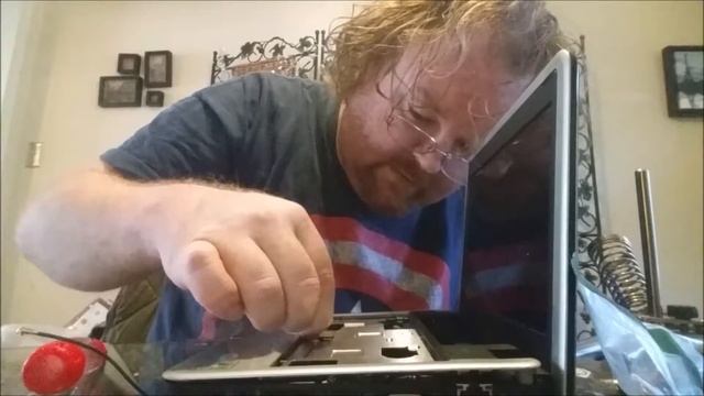 Replacing the screen on a Dell Mini 910 смотреть онлайн