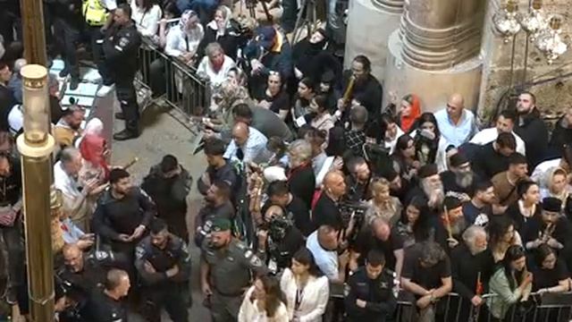 В Иерусалиме произошло чудо схождения Благодатного огня смотреть онлайн