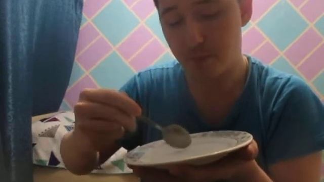 Творог с изюмом и молоком с мёдом