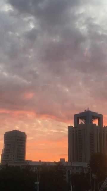 Красивый закат над Екатеринбургом. смотреть онлайн