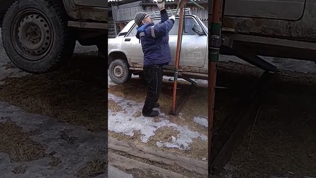 как поднять машину одному. самодельное устройство. смотреть онлайн