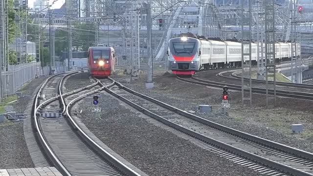 Рельсовый автобус РА2-067 (ТЧ-43) и ЭП2Д-0027 (ЦППК) пригородный поезд № 6111 Лобня - Звенигород.