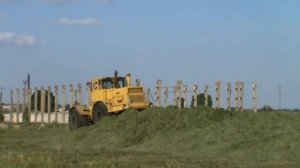 Кировец К-701 на трамбовке силоса