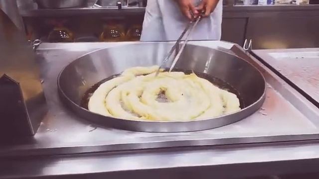 КАК готовят ИСПАНСКИЕ чуррос/#жизньвиспании/#churros/ смотреть онлайн