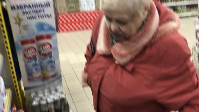 Бабуля❤️ нюхает освежитель воздуха смотреть онлайн