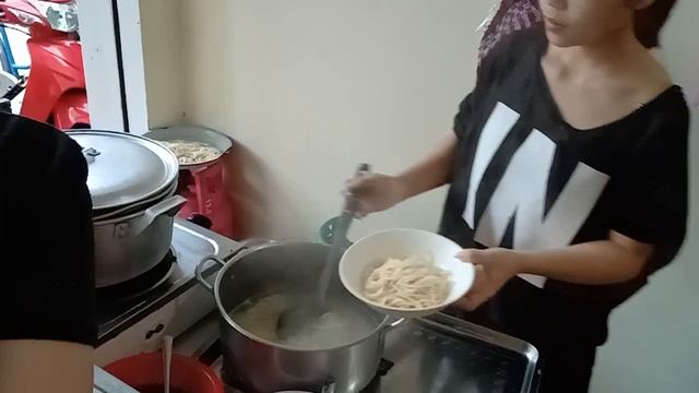 Вьетнам/ Домашняя лапша . Cô Gái Nga ở Việt Nam.