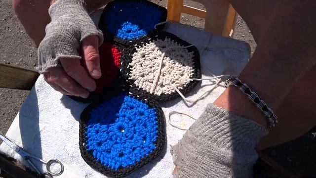 Коврик из семи шестиугольников из трех ярких цветов. смотреть онлайн