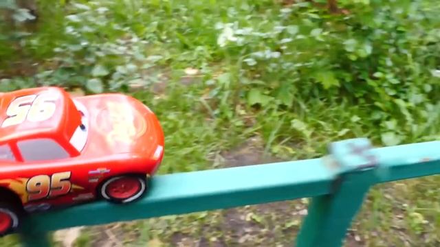 Машинки в песочнице — Молния Маквин лепит куличики — Песочница для малышей смотреть онлайн