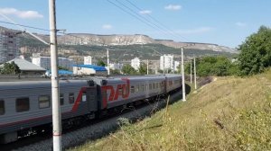 Электровозы ЭП1П-053 и ЭП1-118 с пассажирскими поездами