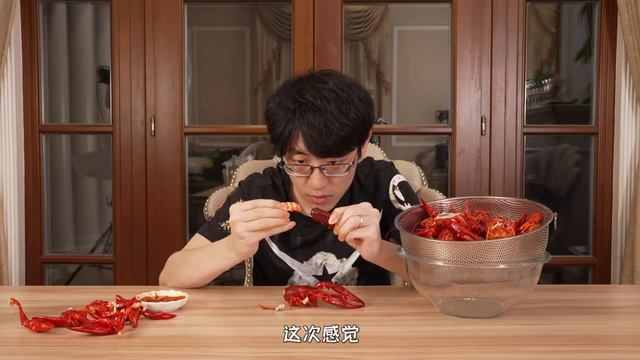 【大祥哥來了】挑戰目前見過最牛的小龍蝦剝殼技巧，能成功嗎？
