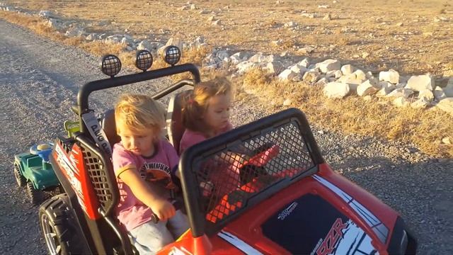 Дети катаются на электромобиле. Kids Riding Electrocar PegPerego Polaris Rzr 800