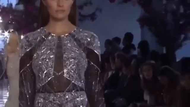 Top model Cameron Russell falls down during Gabriela Cadena Fall/Winter 2015 fashion show смотреть онлайн
