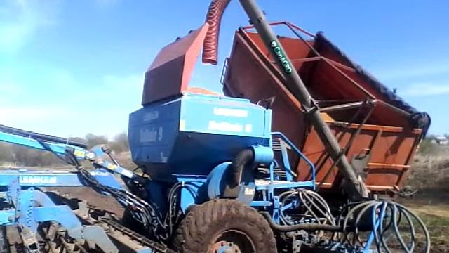 Загрузка семян в сеялку Lemken зернозагрузчиком CanAgro смотреть онлайн