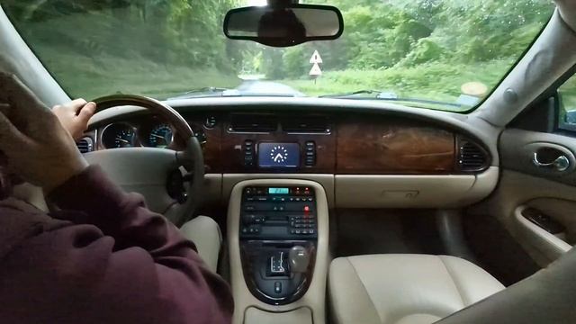 JAGUAR XKR : du cuir, du bois, et un V8 de 400ch ! смотреть онлайн