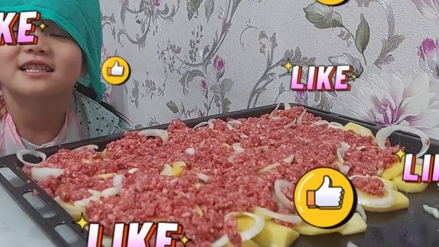 Айлин 5 лет шеф повар. Мясо по французский вкусно) #funny #cutebaby #cooking #meat #5year #сook смотреть онлайн